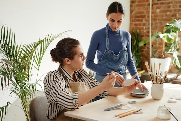 dwie osoby haftujące razem